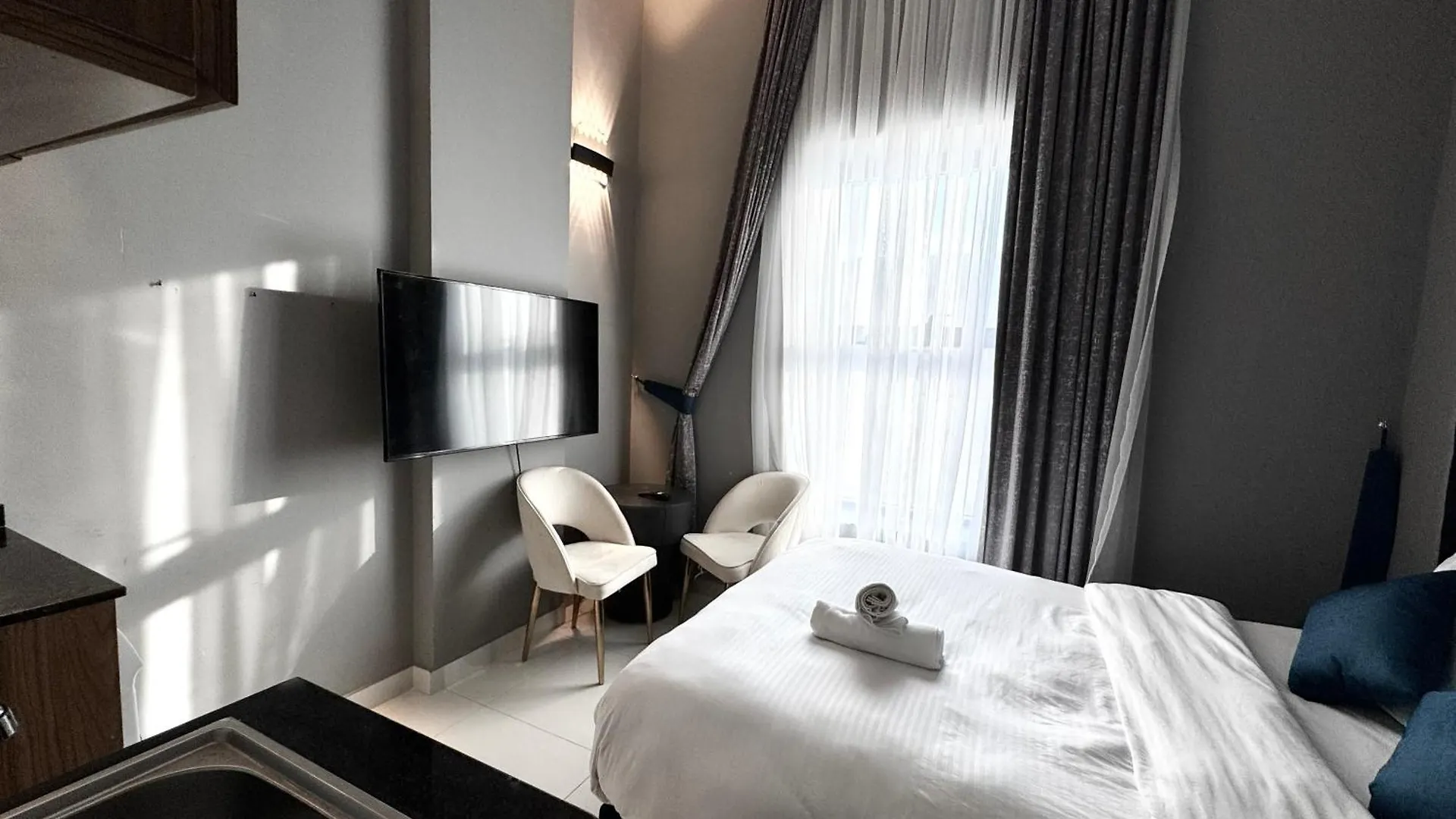 Al Manara Classic Cozy Studio Dubai Apartment